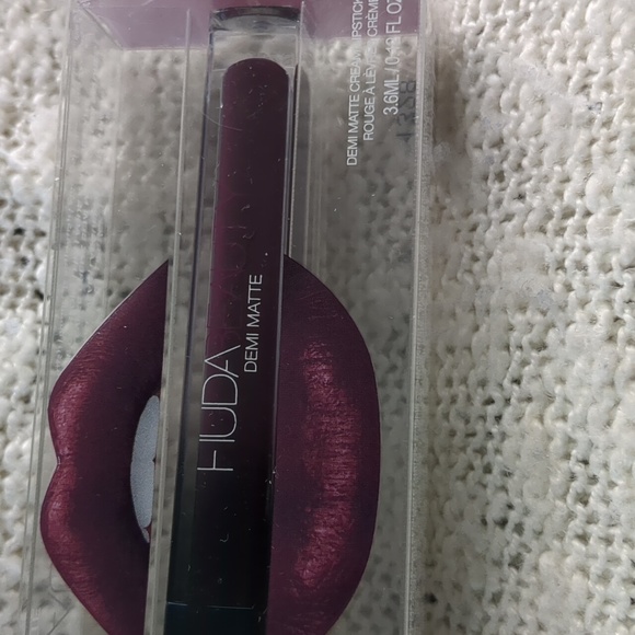 HUDA BEAUTY Demi Matte Cream Liquid Lipstick in Bawse, 3.6ml/0.12fl oz - Picture 3 of 10
